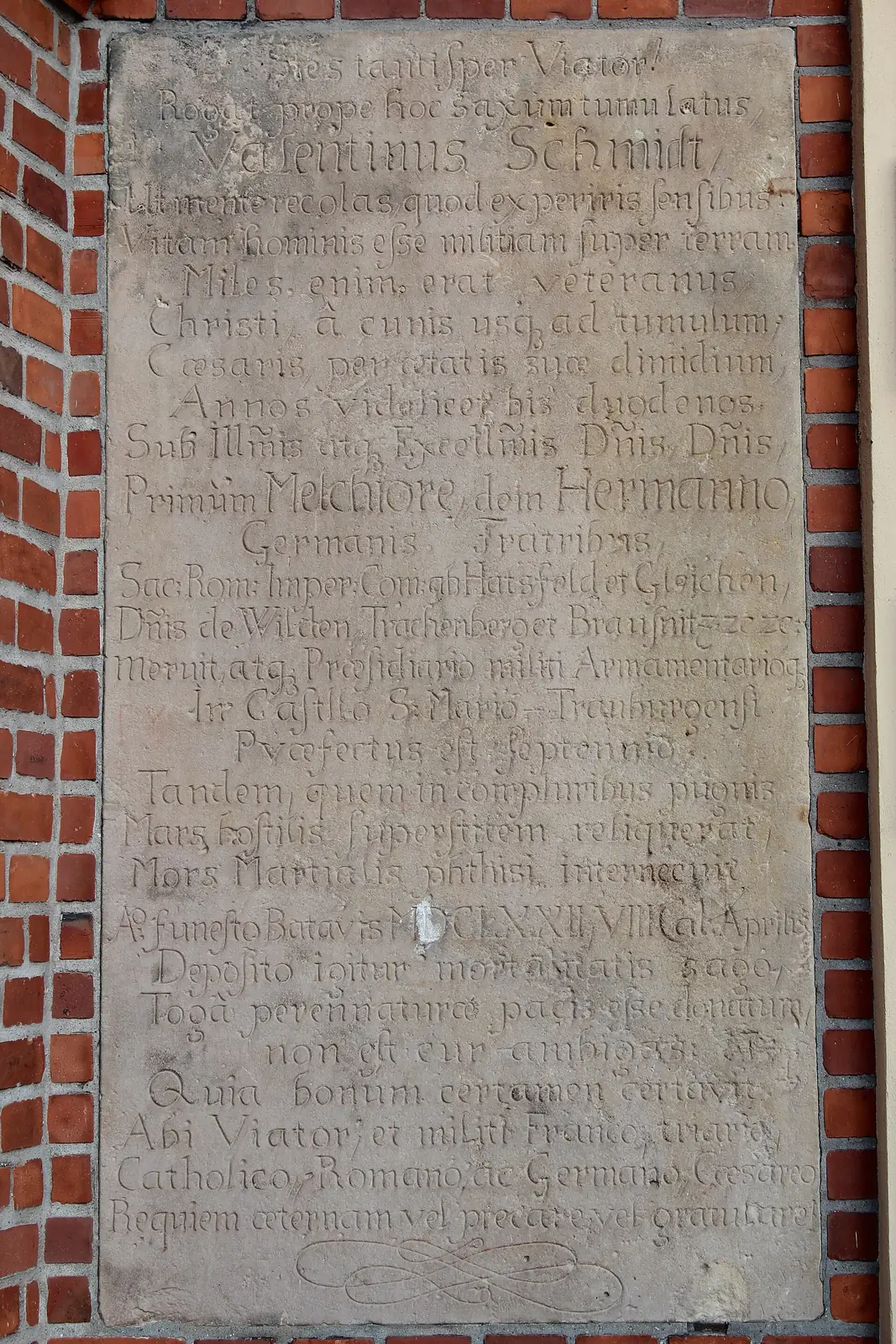 Kamienna płyta epitafijna Valentinusa Schmidta z 1672 roku z łacińskim napisem