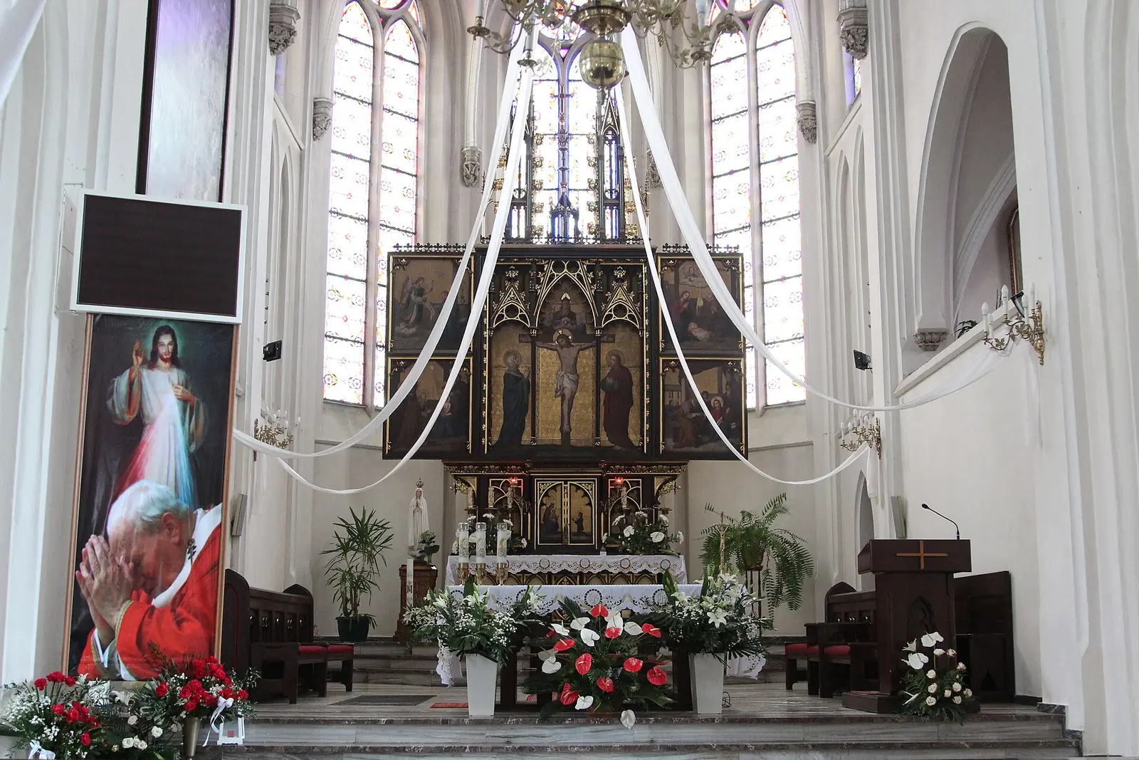 Neogotycki ołtarz główny w prezbiterium kościoła Trójcy Świętej